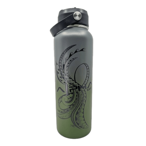 The Alpha Maui Infinity Thermo - Green is a reusable water bottle featuring an intricate black tribal design with patterns resembling leaves and swirls. It comes with a black lid and handle, perfect for embracing the spirit of Aloha on any adventure or for daily use.